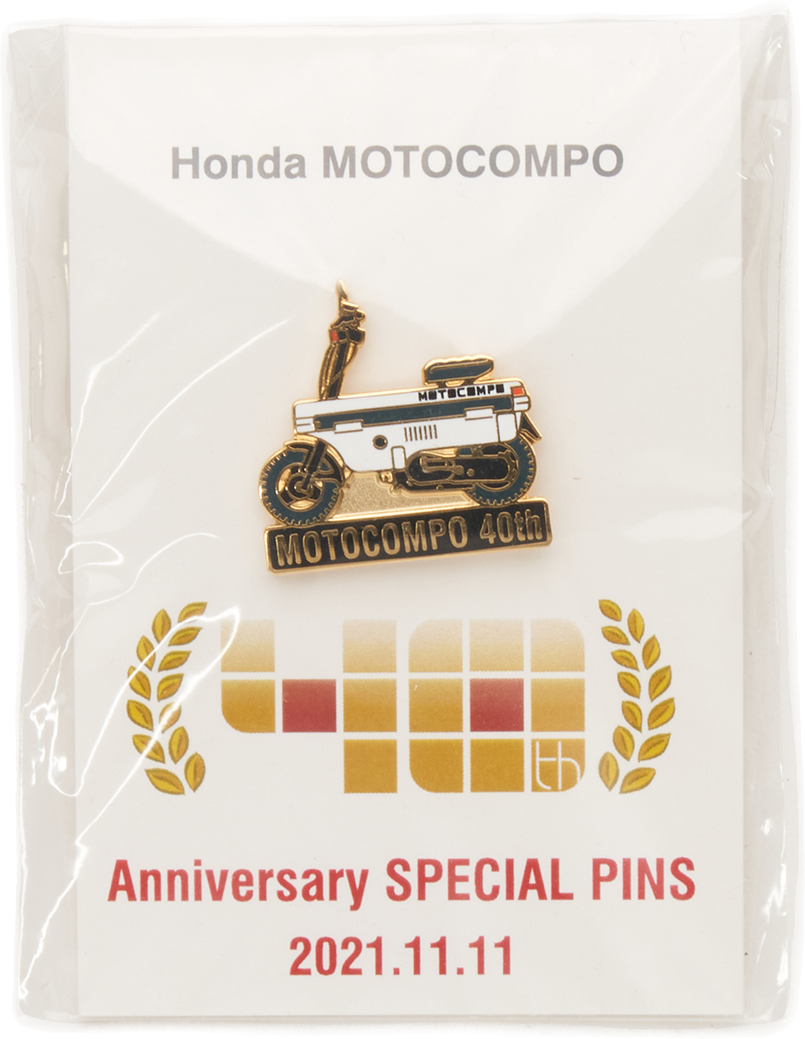Pin's Motocompo anniversary blanc 2021.11.11